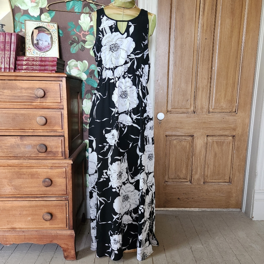 Truly Poppy Black & White Floral Maxi Dress | Size M | Sleeveless  Elastic Waist